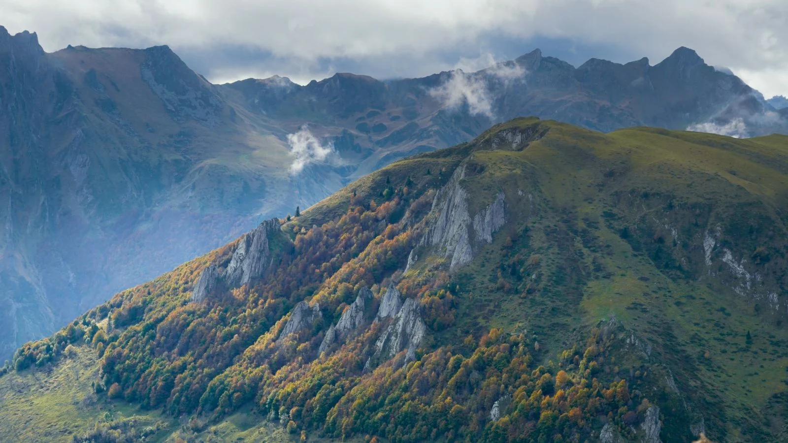 Coureurs en montagne dans les Pyrénées
